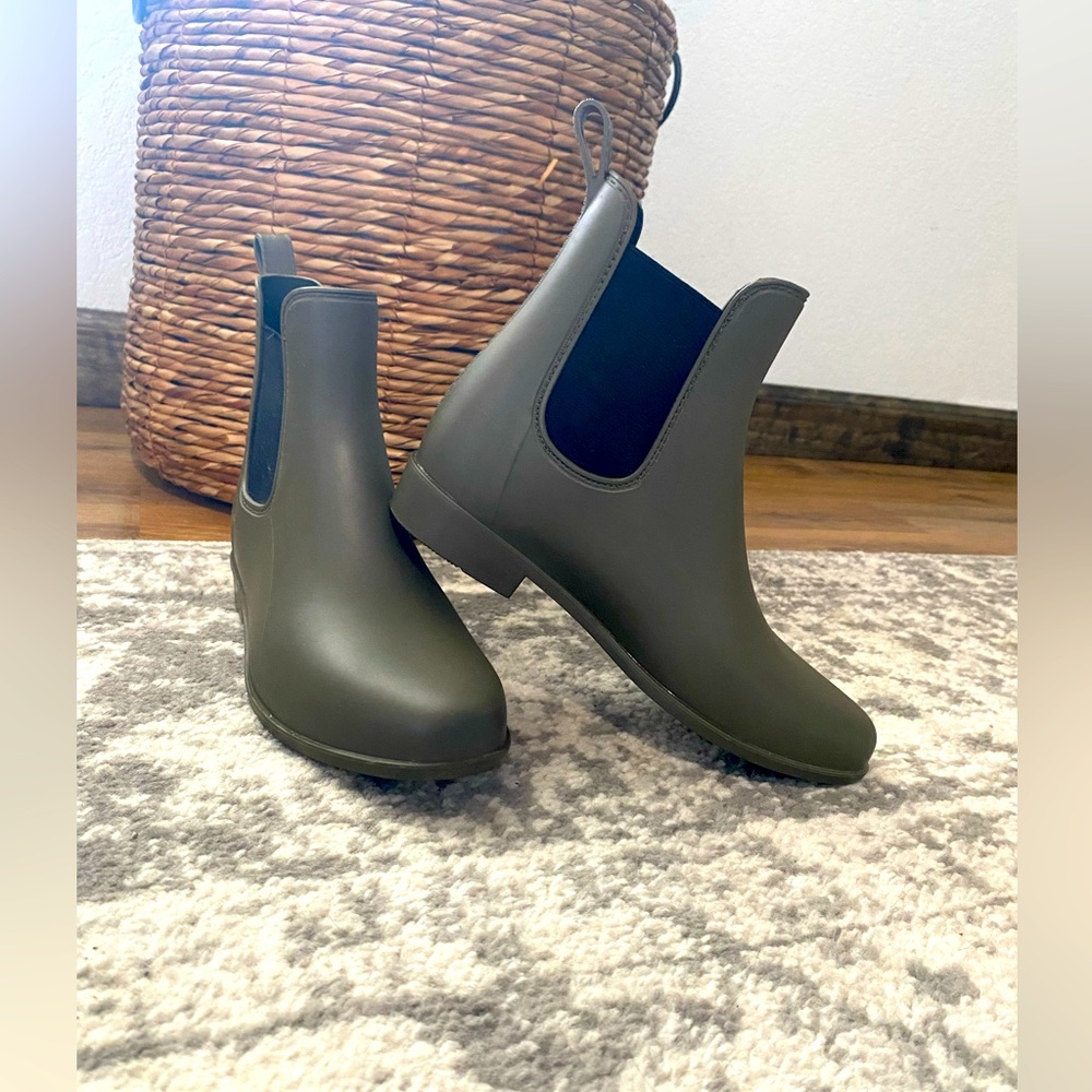 Target A New Day Chelsea rain bootie size 6